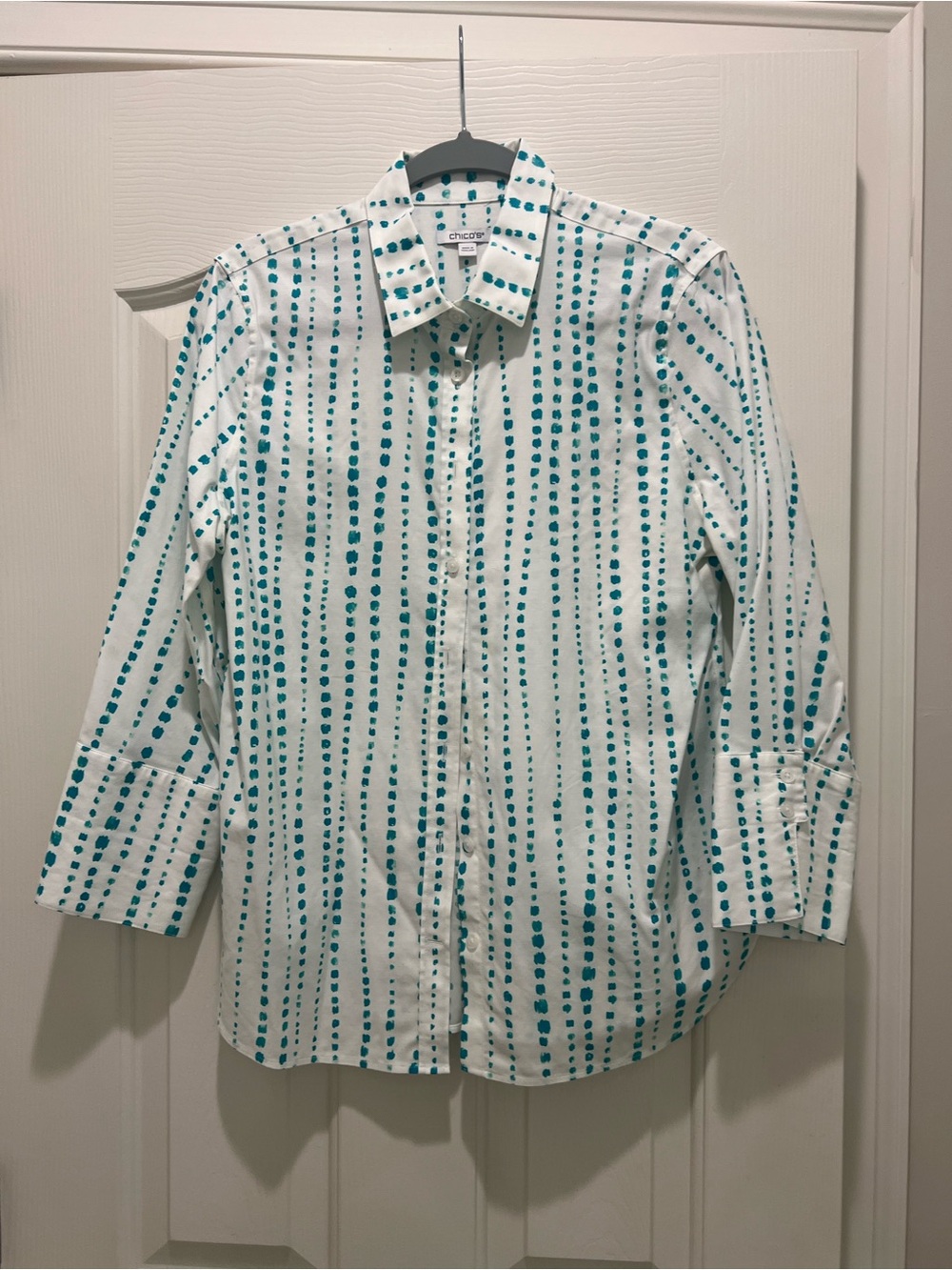 Chico's White with Teal Dot Stripe Pattern. No Iron. Chico size 05/6